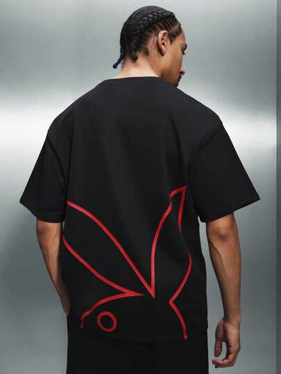 PLAYBOY X SUMWON Bộ đồ gồm áo thun ngắn tay dáng rộng và quần short, phối cùng họa tiết in lớn ở lưng và logo ở ngực, thích hợp cho trang phục thường ngày mùa hè.
