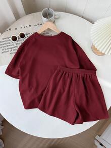 SHEIN LMoss Kids Conjunto informal de camiseta de manga corta holgada de cuello redondo de punto de unicolor y pantalones cortos para niñas preadolescentes - Burdeos - Ver 2