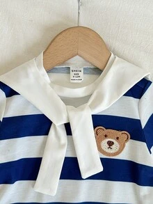 SHEIN 男婴休闲可爱蓝色条纹小熊印花T恤套装，包含白色披肩和白色短裤三件套 - 彩色 - 查看 3