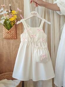 SHEIN Vintaside Kids 女童网纱吊带钩针草莓装饰连衣裙，搭配可爱圆形草莓包，休闲夏季度假户外运动可爱连衣裙 - 白色 - 查看 4