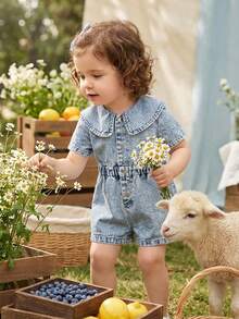 SHEIN Vintaside Kids Bộ áo liền quần denim phong cách đồng quê cho bé gái, trang phục thường ngày dễ thương và ngọt ngào! Chất liệu denim xanh cổ điển, mềm mại, cổ áo có ve và thiết kế mở phía trước, cùng với eo chun co giãn dễ mặc, ống quần thẳng tạo dáng thon gọn. Thích hợp cho những buổi đi chơi hàng ngày, những chuyến đi cuối tuần, kỳ nghỉ, giúp bé gái luôn sành điệu và năng động mỗi ngày! - Rửa nhẹ - Xem 1