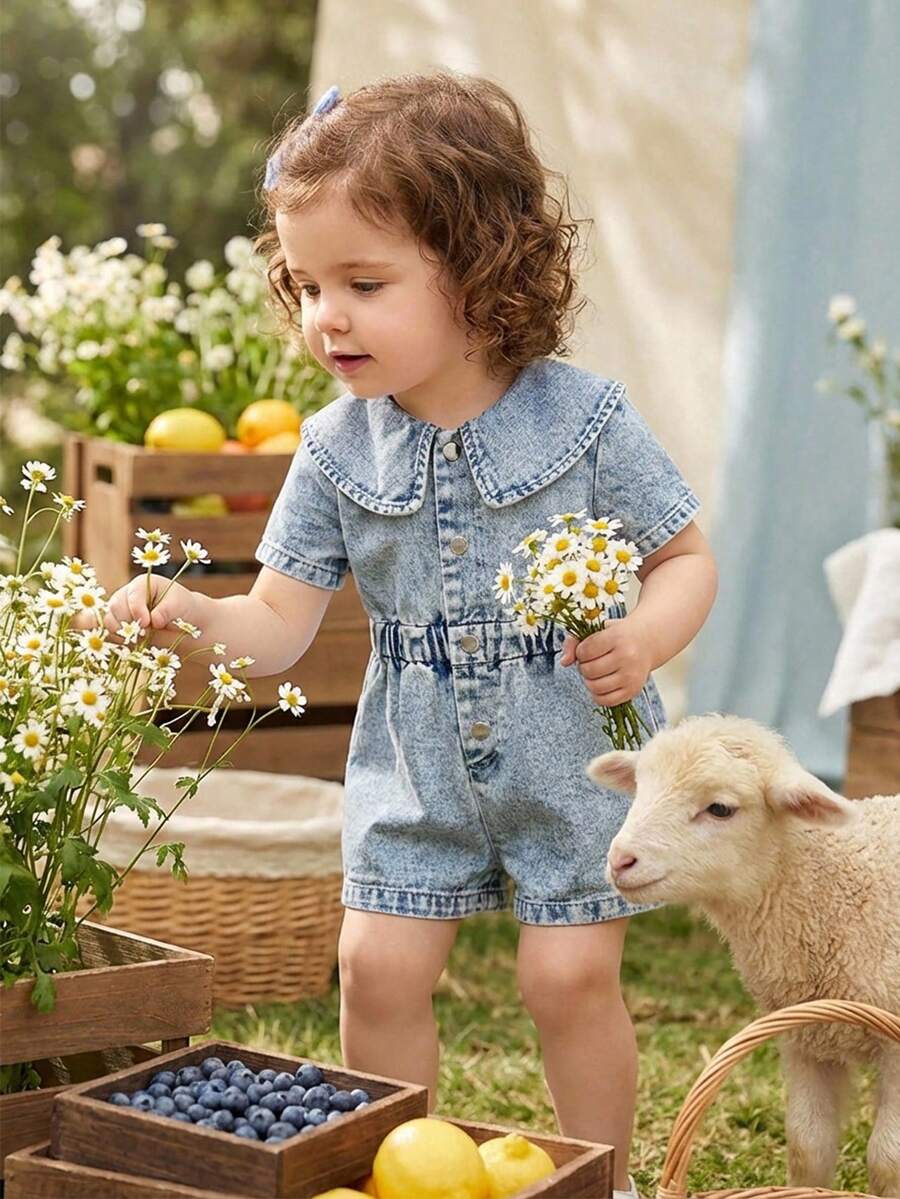 SHEIN Vintaside Kids Bộ áo liền quần denim phong cách đồng quê cho bé gái, trang phục thường ngày dễ thương và ngọt ngào! Chất liệu denim xanh cổ điển, mềm mại, cổ áo có ve và thiết kế mở phía trước, cùng với eo chun co giãn dễ mặc, ống quần thẳng tạo dáng thon gọn. Thích hợp cho những buổi đi chơi hàng ngày, những chuyến đi cuối tuần, kỳ nghỉ, giúp bé gái luôn sành điệu và năng động mỗi ngày! - Rửa nhẹ - Xem 1