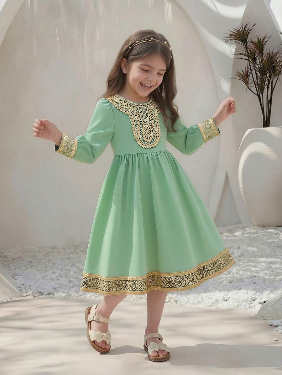 Robe à manches longues avec garniture en dentelle dorée et col rond pour jeunes filles, avec décoration de ruban tissé multicolore sur la poitrine, ajoutant des éléments culturels, mettant en valeur la vivacité et le côté ludique des jeunes filles. Convient pour les événements, les festivals traditionnels, les représentations et autres occasions. - Vert - Voir 1