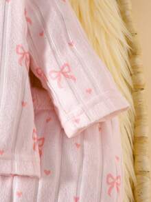 SHEIN 3件套女婴可爱甜美圆领蕾丝边长袖上衣+裤子+发带套装，粉色条纹樱桃印花图案，婴儿女童服装，休闲舒适，时尚简约，实用多功能，柔软舒适，适合作为礼物，每个宝宝必备，四季皆宜，适合户外活动 - 粉色 - 查看 5