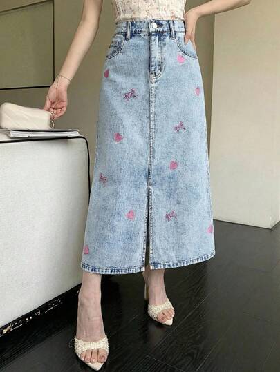 SHEIN Falda vaquera azul cómoda con patrones bordados de corazón en forma de lazo, estilo vintage y casual Y2K para niñas adolescentes. Ropa de uso diario y atuendos de primavera y verano para festivales y ropa de calle para niñas adolescentes