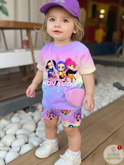 SHEIN 两件套女婴休闲时尚彩色韩流女团卡通人物字母星星印花套装，渐变扎染马卡龙色，圆领短袖T恤和短裤，适合夏季穿着