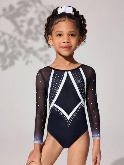 一款女童运动服，袖子印花结合烫印工艺，前身印花图案也采用烫印技术，闪耀时尚，设计感十足，适合健身、户外运动、舞蹈、瑜伽、体操、跳绳等。