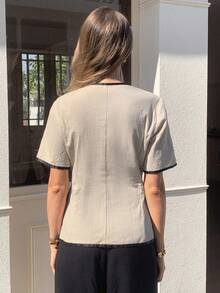 Elyressa Áo blazer dáng ôm, cổ vuông, tay ngắn, chất liệu pha vải lanh, phối màu, có cúc cài, cổ áo vuông, trang trí. - Màu Khaki - Xem 3