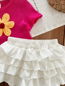 SHEIN LMoss Kids 这款两件套女婴套装包含一件可爱百搭的玫瑰红短袖上衣和一条饰有花朵装饰的白色裙子/裤子。适合生日派对、晚宴、演出、婚礼、洗礼、开学典礼、室内外活动、日常活动、运动、玩耍、聚会、拍照、度假和节假日穿着。也适合春夏季节穿着。 - 玫紅色 - 查看 2
