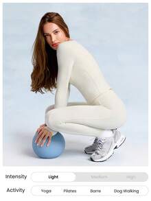 GLOWMODE FeatherFit™ Momentum 柔软弹力分缝腰长袖T恤，带拇指孔，适合低强度瑜伽、日常休闲穿着。 - 白色 - 查看 7