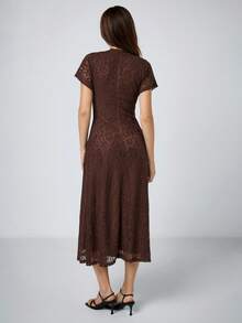 Maija 棕色蕾丝收腰连衣裙，优雅 - 棕色 - 查看 6