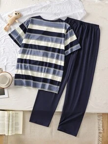 SHEIN Pijama para adolescentes varones - Conjunto de 2 piezas para verano con camiseta de manga corta y cuello redondo a rayas en azul marino, con bolsillo impreso en el pecho, y pantalón largo con cintura elástica. Ropa de dormir ligera, casual y cómoda para el hogar y el descanso. Regalo esencial para vacaciones 2026. - azul real - Ver 2