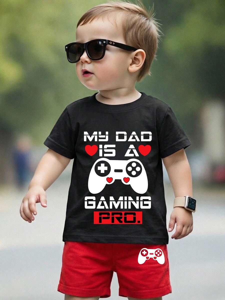 SHEIN 男婴休闲简约新款舒适Y2K电子游戏爱心元素运动T恤套装，适合春夏穿着 - 彩色 - 查看 1