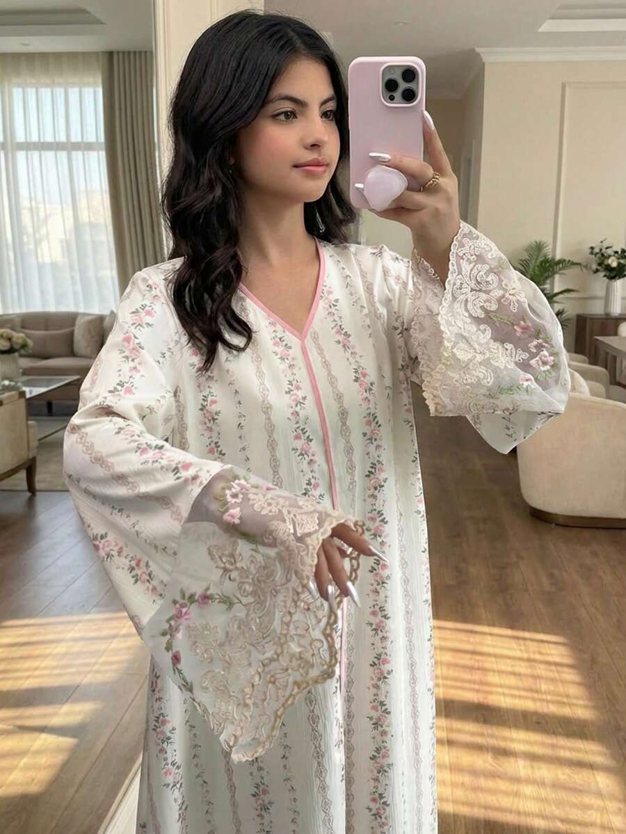 SHEIN 少女风印花拼接刺绣荷叶边V领宽松阿拉伯风连衣裙，优雅简约阿拉伯风喇叭袖长裙，春秋季休闲连衣裙，阿拉伯长袍，端庄女士印花长袖蕾丝边连衣裙，白色印花波西米亚风连衣裙 - 白色 - 查看 1