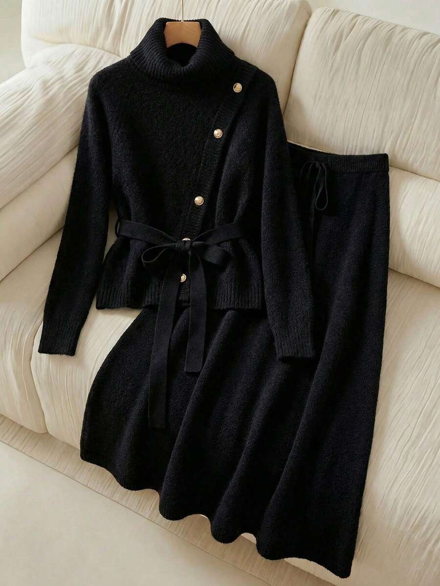 GlowEve CURVE 早春新款时尚设计斜襟金属纽扣黑色高领长袖毛衣，搭配系带黑色A字裙，女士仿皮草毛衣套装