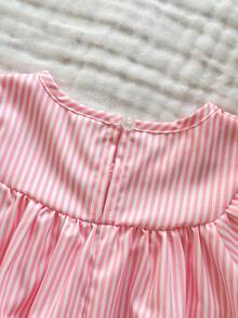 SHEIN Vintaside Kids 女婴夏季新款条纹樱桃印花荷叶袖荷叶领红色滚边蝴蝶结装饰后襟休闲公主裙 - 粉色 - 查看 6