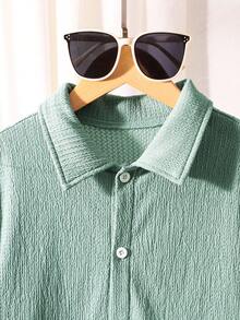 SHEIN Mirajuku 3 Stücke Tween Jungen strukturierte vertikale gestreifte Kurzarm Hemd und passende Lässig Shorts Set, Mischgewebe, weich und atmungsaktiv. Das Hemd hat ein mehrfarbiges vertikales Streifendesign mit kleinem Kragen und kurzen Ärmeln; die Shorts haben einen Gummibund. Lässig und urlaubsinspirierter Stil, geeignet für den täglichen Gebrauch, Vorschule, Strandausflüge usw. Kann als Set oder einzeln getragen werden, um ein sonniges und energiegeladenes Kinderoutfit, ein modisches Outfit für den Schulanfang zu schaffen. - Grün - Übersicht 5