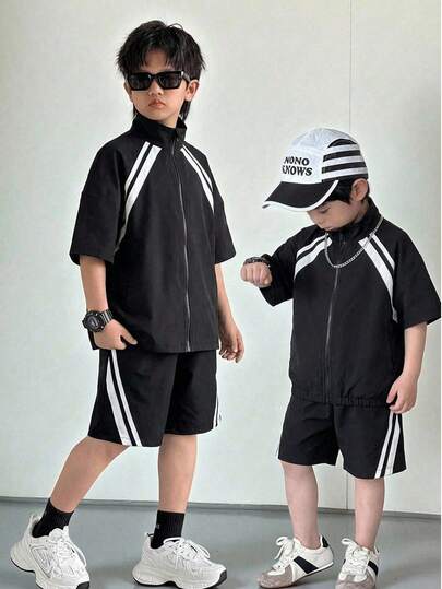 两件套儿童男童休闲韩版字母印花翻领短袖上衣和宽松短裤套装，适合上学、花园、海滩、生日、春夏秋冬等场合穿着。