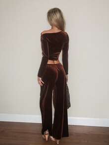 Sydney Algeri Conjunto de 2 Peças Moda Feminina Outono/Inverno Versátil em Veludo Macio, Top Assimétrica de Manga Longa com Babado Marrom e Calça Pantalona Larga de Cintura Alta - Castanho - Visão 2