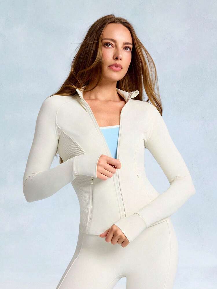 Giacca con chiusura lampo FeatherFit™ Arctic Flow, morbida e stirabile, con pannelli laterali a costine, polsini con foro per il pollice, vestibilità slim, adatta per yoga a basso impatto, uso quotidiano e casual