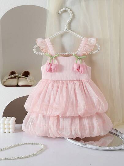 SHEIN 这款单件式可爱女婴无袖连衣裙饰有 3D 立体花朵，休闲、简约、可爱，适合生日派对、晚宴、演出、婚礼、洗礼、学校典礼、日常穿着、上学、郊游以及秋冬季节。