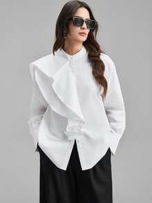 Ontre 女士宽松象牙白仿丝柔软触感面料衬衫，立领、落肩、长袖，不对称荷叶边领口设计，现代都市时尚商务休闲办公装，高品质机场、邮轮、婚礼宾客着装，简约优雅的中东风情百搭上衣 - 白色 - 查看 2