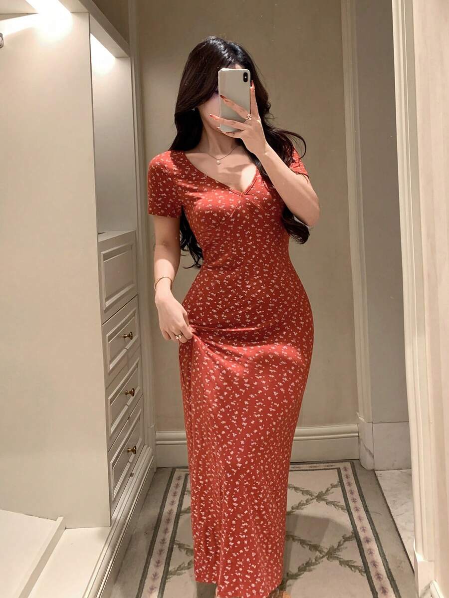 DAZY Đầm ngủ mùa hè tay ngắn ôm sát, cổ chữ V, họa tiết hoa nhí dành cho nữ. - Màu Đỏ Sâu - Xem 1