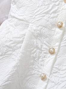 Elladie kids Đầm trắng không tay cho bé gái, chất liệu jacquard, có hàng cúc vàng phía trước, hai bông hồng trắng trang trí trên vai, dáng chữ A ôm sát và dây đeo vai vuông, kiểu dáng cổ điển nhưng thanh lịch, phù hợp cho các bữa tiệc, lễ kỷ niệm, ngày lễ, cũng như các buổi đi chơi mùa xuân/hè và đi học. - trắng - Xem 6