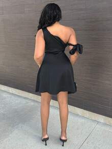 Alexandranx 女士不对称不对称领口自系紧身优雅 A 字形荷叶边连衣裙，黑色 - 黑色 - 查看 2