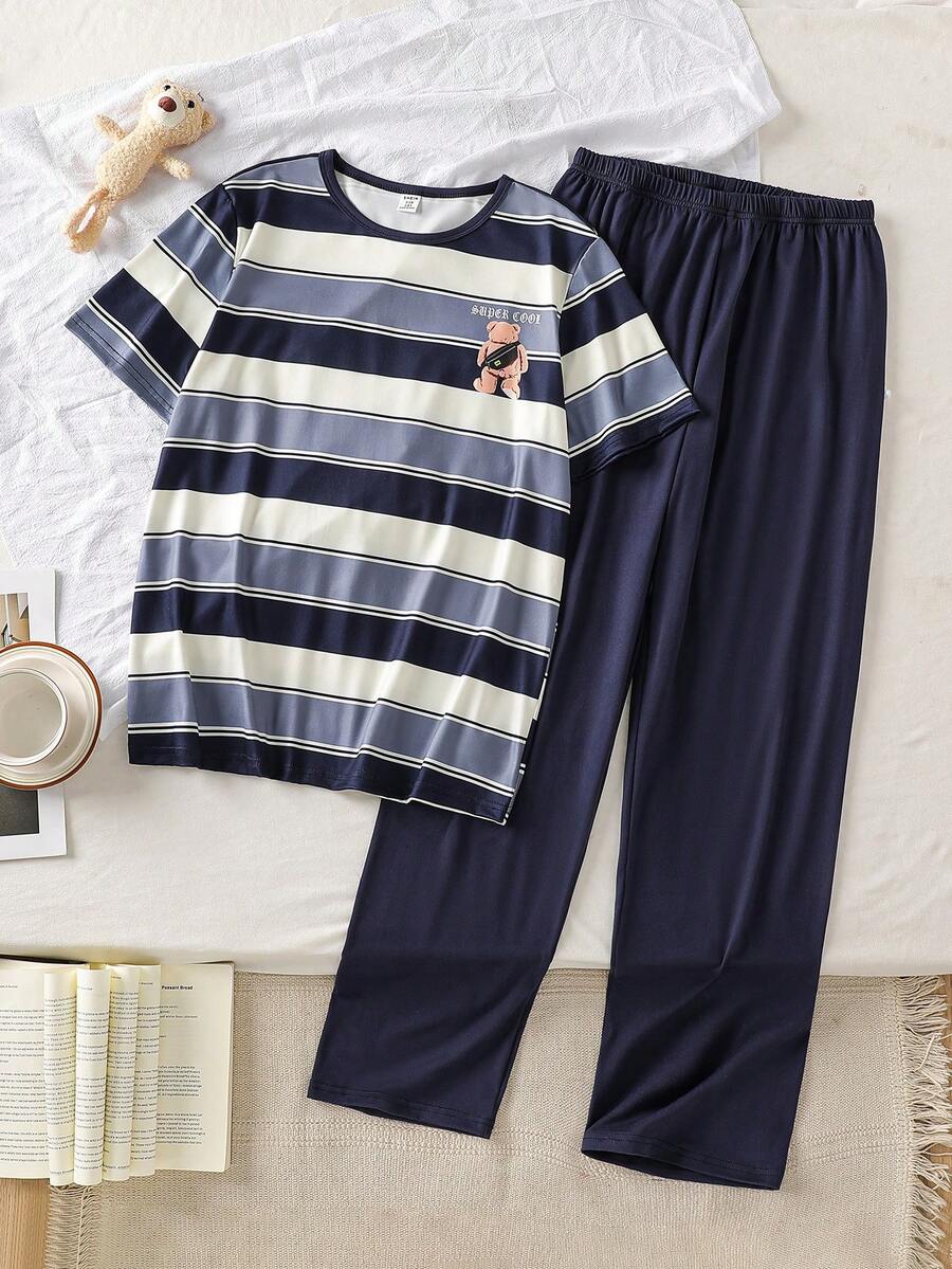 SHEIN Pijama para adolescentes varones - Conjunto de 2 piezas para verano con camiseta de manga corta y cuello redondo a rayas en azul marino, con bolsillo impreso en el pecho, y pantalón largo con cintura elástica. Ropa de dormir ligera, casual y cómoda para el hogar y el descanso. Regalo esencial para vacaciones 2026. - azul real - Ver 1