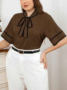 SHEIN Privé Große Größen Sommer Elegante Bluse mit Kontrastbesatz am Kragen und Schleife vorne - Braun - Übersicht 3
