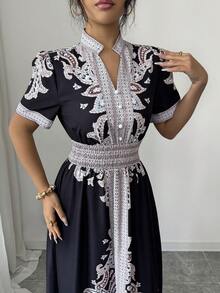 SHEIN Raffinéa Đầm dài dáng rộng tay ngắn, cổ đứng, thắt eo, in kỹ thuật số dành cho nữ của SHEIN Holidaya. - màu đen - Xem 5