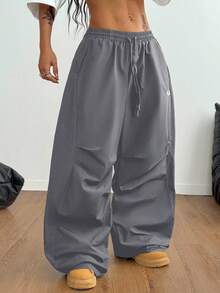 Coolane 男女夏季节日情侣同款复古运动装刺绣图案格子 Corta Vento 纹理宽松降落伞弯刀裤 - 深灰色 - 查看 3