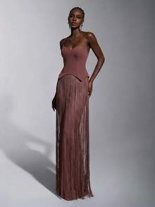 Elitara Đầm ôm sát gợi cảm, sang trọng, chất liệu dệt kim, lấp lánh, hở vai, cổ áo kiểu mèo, điểm nhấn là tua rua ở eo, thích hợp cho các dịp trang trọng như dạ hội, triển lãm, sự kiện kinh doanh và tiệc tối. - Bụi hồng - Xem 5