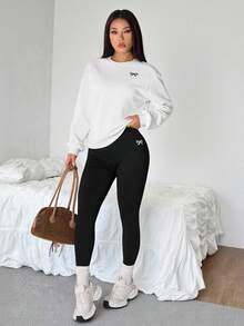 SHEIN PETITE 两件套休闲宽松圆领卫衣和紧身打底裤，蝴蝶结Logo，街头风，复古风，返校季，秋季女式休闲套装，春夏皆宜，校园服，乡村风，嘻哈风，街头风，运动健身，运动休闲服 - 彩色 - 查看 4