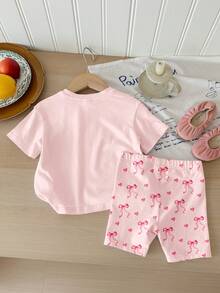 SHEIN 女婴休闲宽松圆领短袖T恤短裤套装（2件套），饰有可爱的爱心和蝴蝶结印花，适合春夏日常穿着、外出、居家、上学等场合。