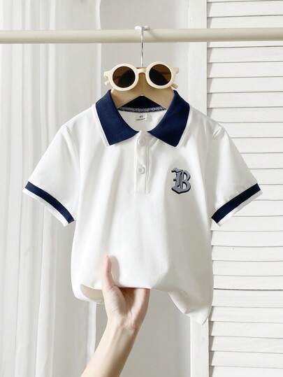 SHEIN Explorewe 这款男童（小号）白色简约Polo衫，采用撞色平领和袖口设计，胸前饰有基础字母印花。整体风格简约优雅，撞色平领和袖口设计更添时尚活力。胸前的基础字母印花增添视觉趣味，展现休闲风格。采用柔软面料，穿着舒适，适合各种场合，是小男孩夏季衣橱的必备单品。