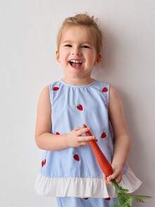 Maija Kids Bộ đồ thường ngày cho bé gái, gồm áo tank top và quần dài kẻ sọc xanh trắng thêu hình dâu tây. - Xanh và trắng - Xem 5