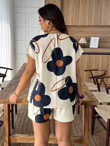 SHEIN VCAY 大码女式印花宽松休闲短裤套装，春夏女式两件套夏季服装 - 彩色 - 查看 2