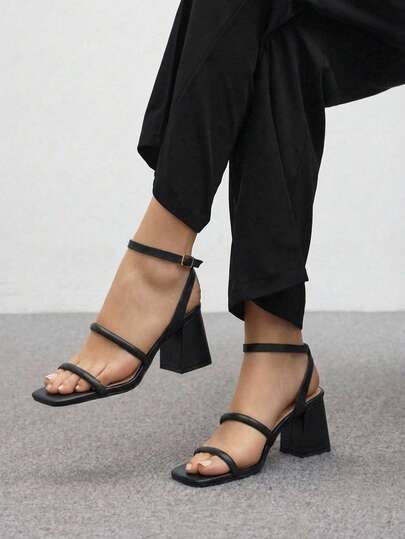 Sandalias de tacón ancho con tiras finas y pulsera al tobillo