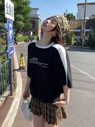 DAZY Camiseta de manga corta con estampado de eslogan y parches de color contrastante para mujer