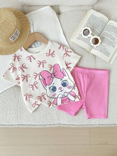SHEIN 这款两件套女婴套装包含一件可爱百搭的圆领T恤（饰有精美的大印花）和一条修身短裤。非常适合生日派对、晚宴、演出、婚礼、洗礼、返校典礼、室内外活动、日常穿着、运动、玩耍、聚会、拍照、度假和节假日——是春夏季节的理想之选。