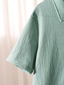 SHEIN Mirajuku 3 Stücke Tween Jungen strukturierte vertikale gestreifte Kurzarm Hemd und passende Lässig Shorts Set, Mischgewebe, weich und atmungsaktiv. Das Hemd hat ein mehrfarbiges vertikales Streifendesign mit kleinem Kragen und kurzen Ärmeln; die Shorts haben einen Gummibund. Lässig und urlaubsinspirierter Stil, geeignet für den täglichen Gebrauch, Vorschule, Strandausflüge usw. Kann als Set oder einzeln getragen werden, um ein sonniges und energiegeladenes Kinderoutfit, ein modisches Outfit für den Schulanfang zu schaffen. - Grün - Übersicht 3