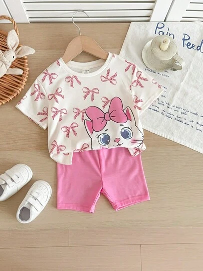 SHEIN 这款两件套女婴套装包含一件可爱百搭的圆领T恤（饰有精美的大印花）和一条修身短裤。非常适合生日派对、晚宴、演出、婚礼、洗礼、返校典礼、室内外活动、日常穿着、运动、玩耍、聚会、拍照、度假和节假日——是春夏季节的理想之选。