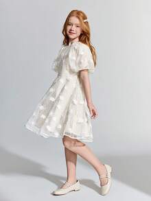 Maija Kids Maija Kids Sukienka dla nastolatek z koronką w kolorze moreli, okrągłym dekoltem i płatkami, z kokardą na plecach - Morela - Zobacz 3