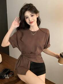 DAZY 女款純色休閒圓領前扭結短袖T恤 夏季校園風 - 咖啡棕 - 查看 4