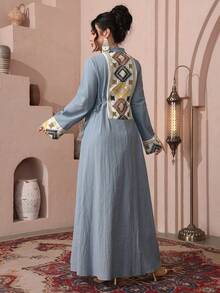 Al Najma 休闲舒适的复古刺绣拼接纯色长袖侧系带宽松阿拉伯连衣裙，适合春秋季各种场合穿着。 - 霧霾藍 - 查看 2