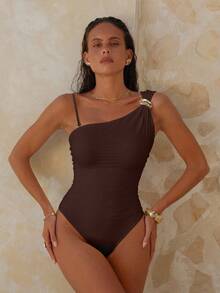 Swim Chiccia Áo tắm nữ mới, chất liệu dệt kim cao cấp, thanh lịch, màu trắng trơn, kiểu dáng lệch vai, phụ kiện kim loại ở eo, xếp ly. - Cà phê nâu - Xem 4