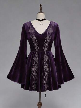 Goth Robe mini en velours à manches évasées violette foncée avec broderie de plantes d'herbes de sorcière mystérieuses