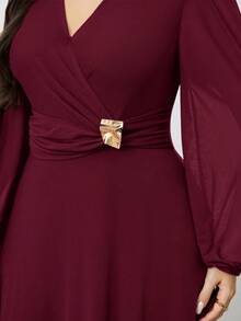 Modelyn Đầm thanh lịch cỡ lớn, màu trơn, tay raglan chéo, eo thắt - Màu Đỏ Sâu - Xem 4